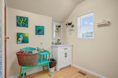 Cheriton Loft | Charming Studio Apartment Close to Town!