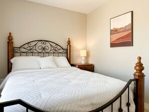 Room - Tranquil 4BD/2BA Home Base in the Center of Ontario, with a large back yard! (Ontario)