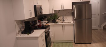 Cozy new basement suite in Maple Crest w/private entry & parking