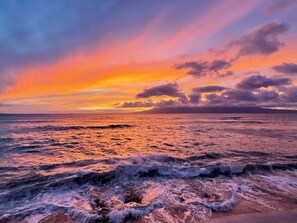 Atardecer sobre el océano con olas.