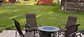 Peaceful 3-bedroom farm house with AC in charming Cataldo