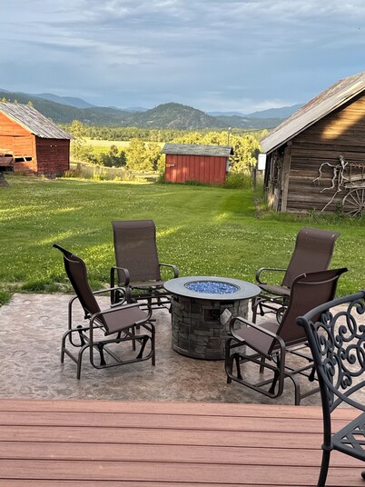 Peaceful 3-bedroom farm house with AC in charming Cataldo