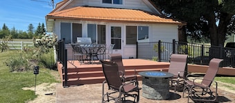 Peaceful 3-bedroom farm house with AC in charming Cataldo