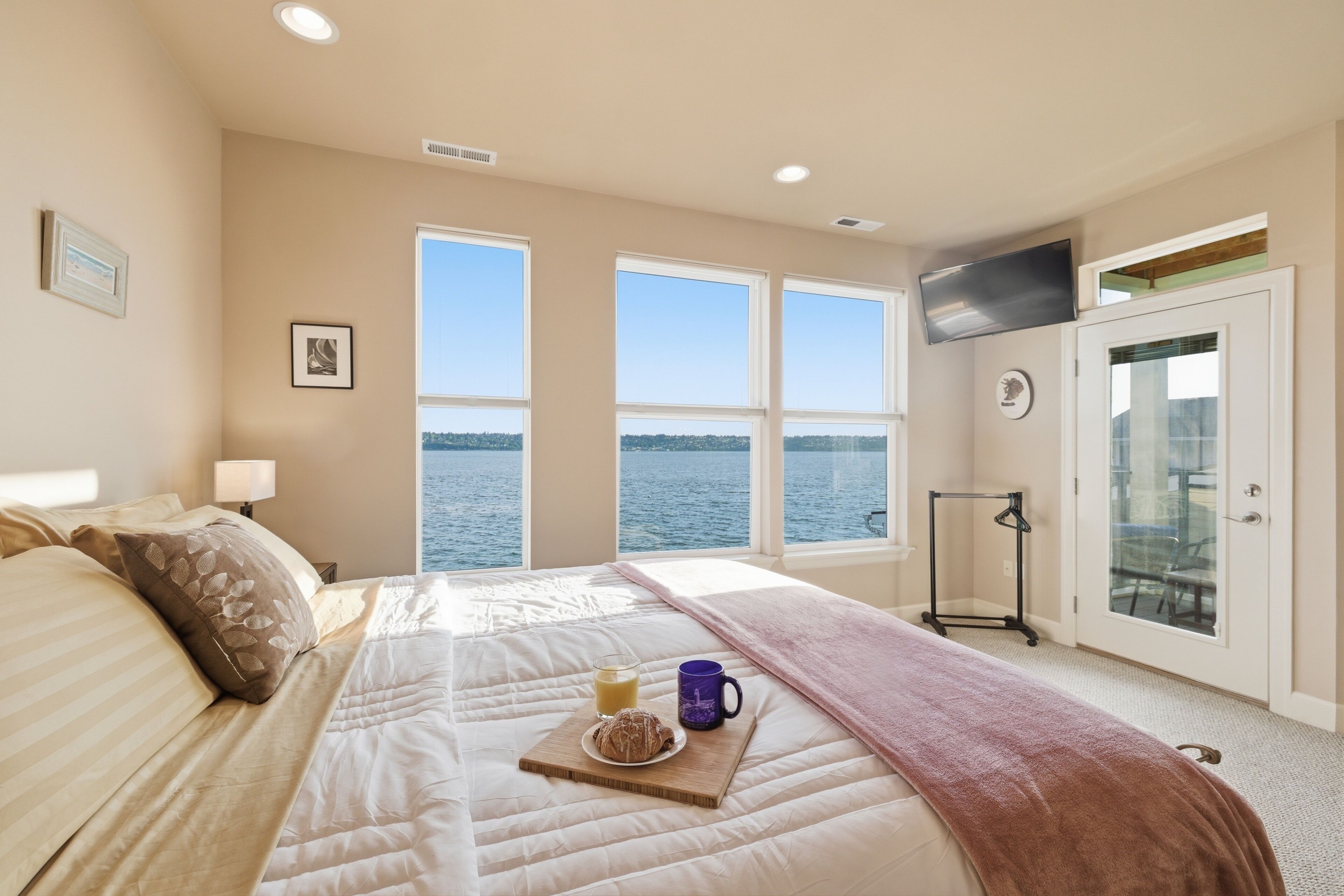 3 bedrooms, desk, iron/ironing board, free WiFi