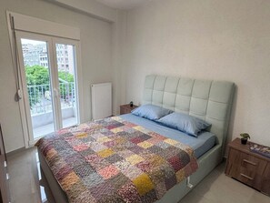 Tabla de planchar con plancha, wifi, ropa de cama