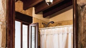 Habitación familiar, vista al jardín | Baño
