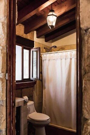 Habitación familiar, vista al jardín | Baño