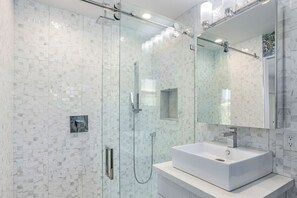 Shower, hair dryer, towels - Casa Del Solstice - Midcentury Pool & Spa Retreat (Palm Springs)