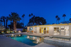 A modern house with a swimming pool, outdoor seating, and a patio area. - Casa Del Solstice - Midcentury Pool & Spa Retreat (Palm Springs)