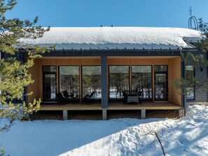 Outdoor dining - Saariselän aavahelmi a by Interhome (Inari)