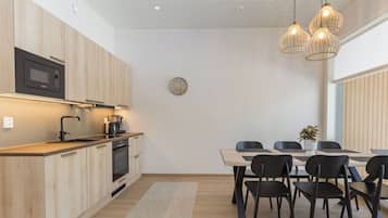 Kühlschrank, Mikrowelle, Geschirrspüler, Kochgeschirr/Geschirr/Besteck