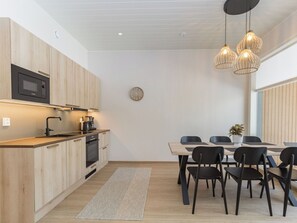 Fridge, microwave, dishwasher, cookware/dishes/utensils - Saariselän aavahelmi b by Interhome (Inari)