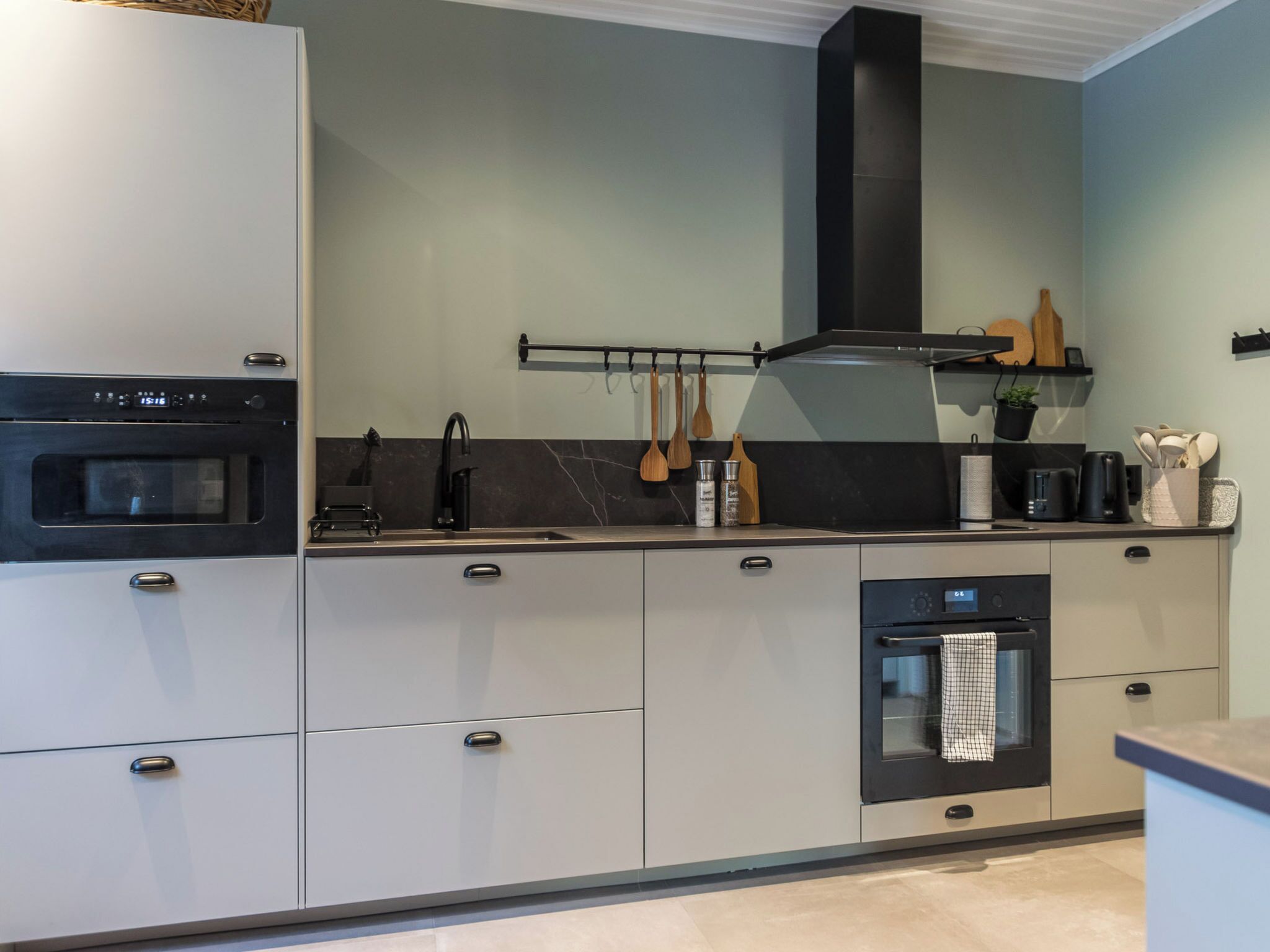 Fridge, microwave, dishwasher, cookware/dishes/utensils