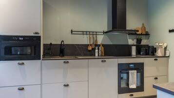 Fridge, microwave, dishwasher, cookware/dishes/utensils