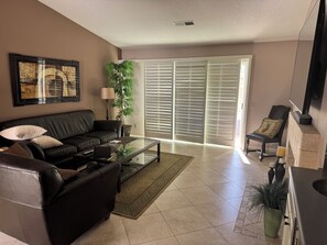 Living area - INCREDIBLE GOLF COURSE AND MOUNTAIN VIEWS !!!
Adjacent to the largest 30 M Pool! (Palm Desert)