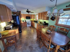 Private kitchen - Adirondack Getaway. Close to Gore and many natural attractions. (Olmstedville)
