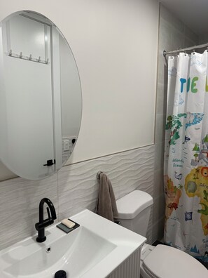 Shower, towels, soap, toilet paper - Sunny Brooklyn Duplex: 3BR, 3BA, Home Office, Private Patio (Brooklyn)