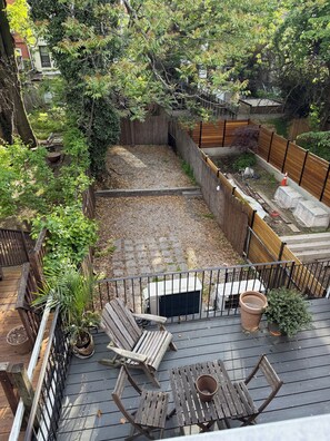 Outdoor dining - Sunny Brooklyn Duplex: 3BR, 3BA, Home Office, Private Patio (Brooklyn)