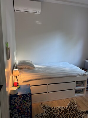 Iron/ironing board, free WiFi, bed sheets - Sunny Brooklyn Duplex: 3BR, 3BA, Home Office, Private Patio (Brooklyn)