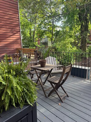 Outdoor dining - Sunny Brooklyn Duplex: 3BR, 3BA, Home Office, Private Patio (Brooklyn)