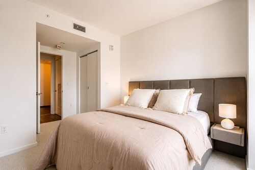 Modern Luxury Full 1Bedroom Apartment. Pool, Gym & Mall, Metro, & Restaurants