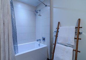 Sèche-cheveux, serviettes fournies, savon, papier toilette