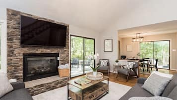 Smart TV y chimenea