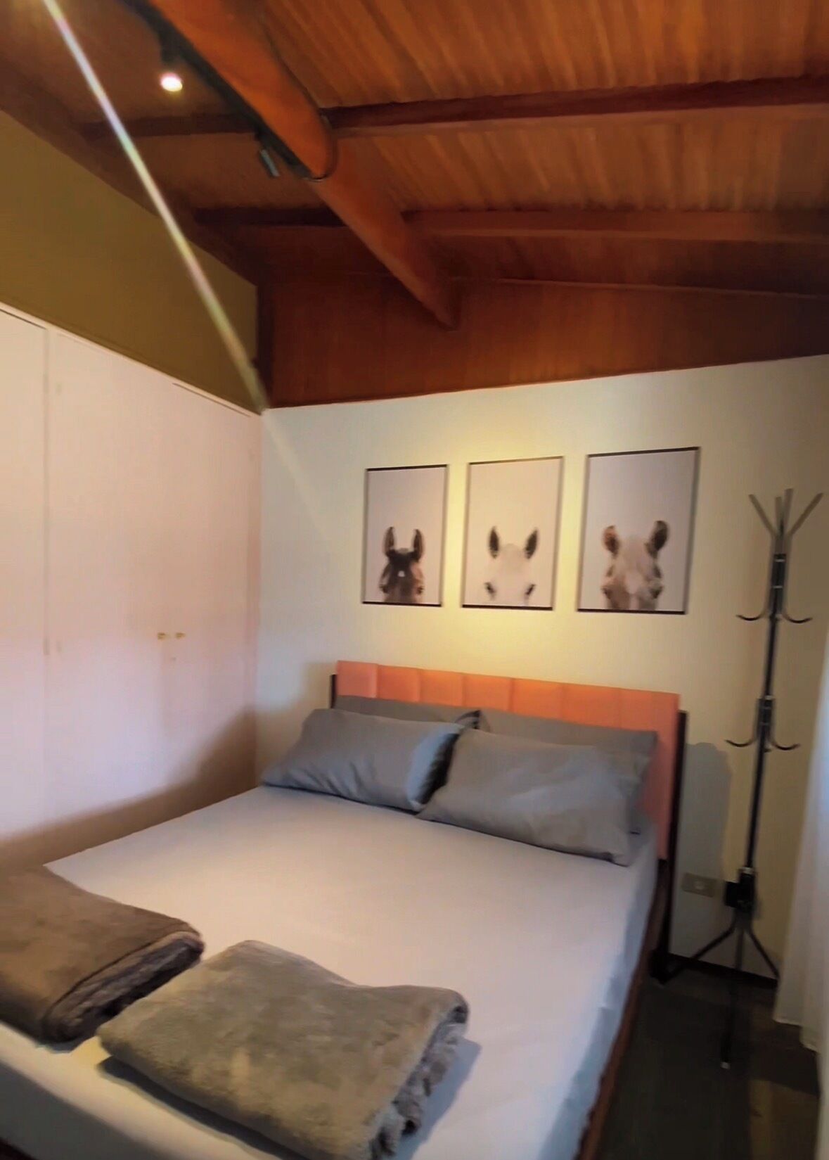 6 bedrooms, iron/ironing board, free WiFi, bed sheets