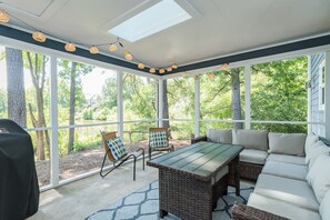 Outdoor dining - Waterfront Chapel Hill Retreat Near UNC | Sleeps 10 (Chapel Hill)