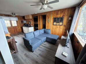Smart TV - Cozy 2-bedroom cabin in lovely Hayward, WI on Nelson Lake (Hayward)
