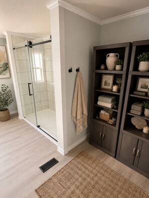 Dusche, Handtücher, Toilettenpapier