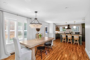 Dining - Cozy Bungalow - Pool & Hot Tub 7 min to Broadway (Nashville)
