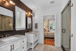 Shower, hair dryer, towels, shampoo - Cozy Bungalow - Pool & Hot Tub 7 min to Broadway (Nashville)