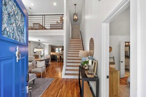 Interior - Cozy Bungalow - Pool & Hot Tub 7 min to Broadway (Nashville)
