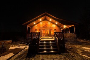Exterior - Honeymoon Ridge- Luxury Mountaintop Cabin (Bryson City)
