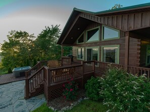 Terrace/patio - Honeymoon Ridge- Luxury Mountaintop Cabin (Bryson City)