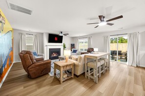 Smart TV, fireplace, ping pong, books - Spacious 4BR Retreat w/ Hot Tub, Mini Golf, Game Room & Movie Screen (Moore)