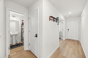 Bruser, miljøvenlige toiletartikler, hårtørrer, håndklæder