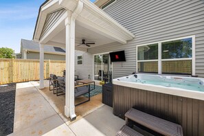 Terrace/patio - Spacious 4BR Retreat w/ Hot Tub, Mini Golf, Game Room & Movie Screen (Moore)