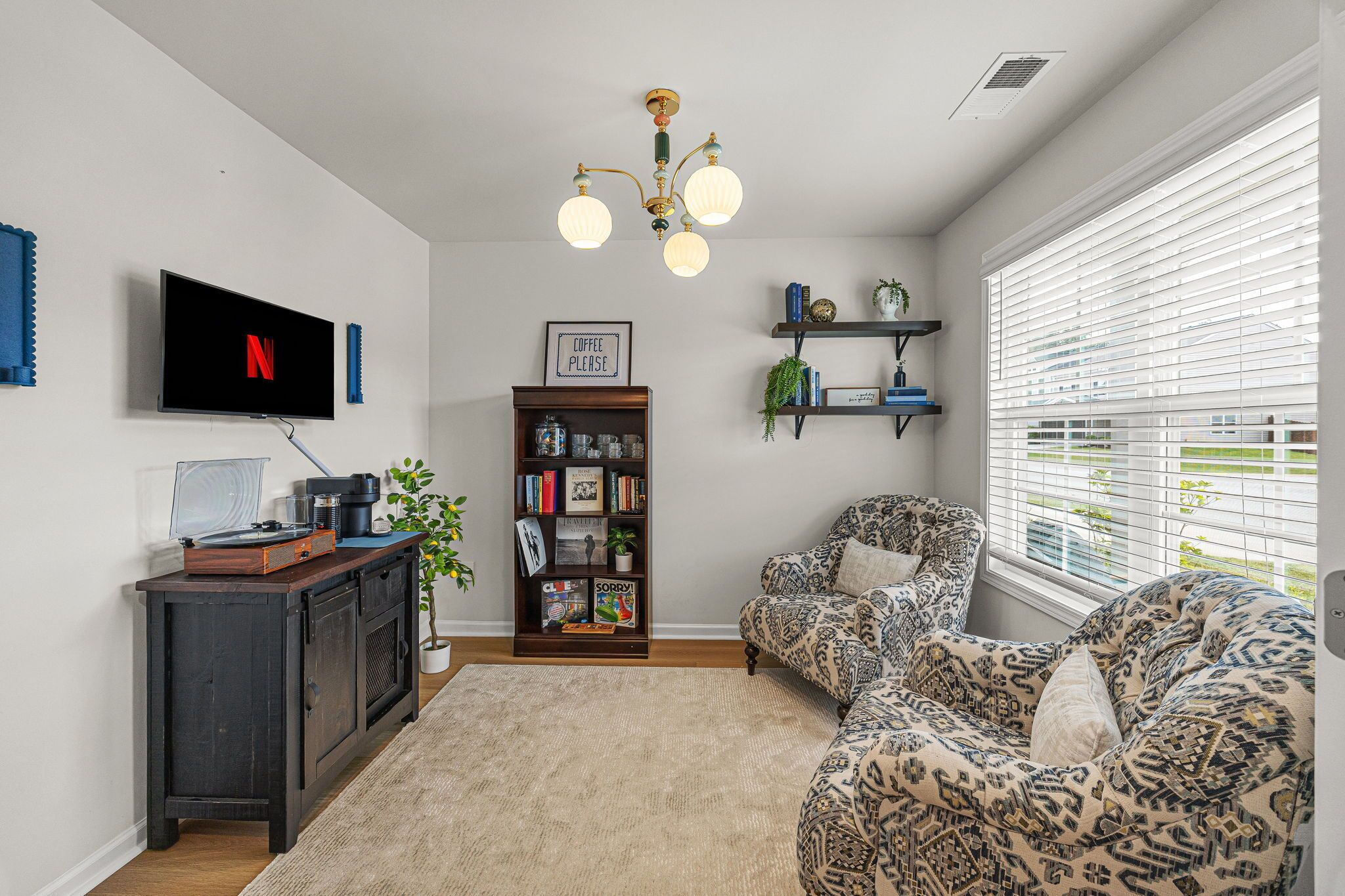 Smart TV, chimenea, tenis de mesa y libros 