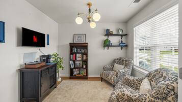 Smart TV, chimenea, tenis de mesa y libros