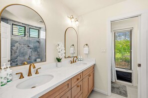 Douche, sèche-cheveux, serviettes fournies, shampoing