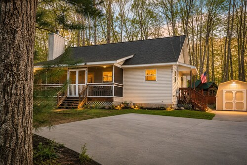.8 Mile from South Higgins Lake Park 2.5 bedroom Firepit SUP Game Room Fireplace