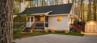 .8 Mile from South Higgins Lake Park 2.5 bedroom Firepit SUP Game Room Fireplace