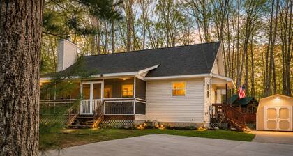.8 Mile from South Higgins Lake Park 2.5 bedroom Firepit SUP Game Room Fireplace