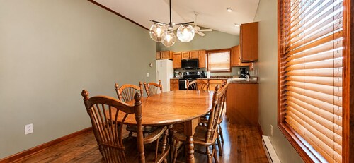 .8 Mile from South Higgins Lake Park 2.5 bedroom Firepit SUP Game Room Fireplace