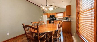 .8 Mile from South Higgins Lake Park 2.5 bedroom Firepit SUP Game Room Fireplace
