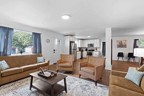 TV, offices - Mins to Downtown! Chic & Modern - Elegant in Noir (Chattanooga)