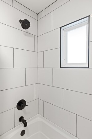 Een douche, een haardroger, handdoeken, shampoo
