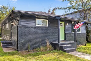 Exterior - Mins to Downtown! Chic & Modern - Elegant in Noir (Chattanooga)